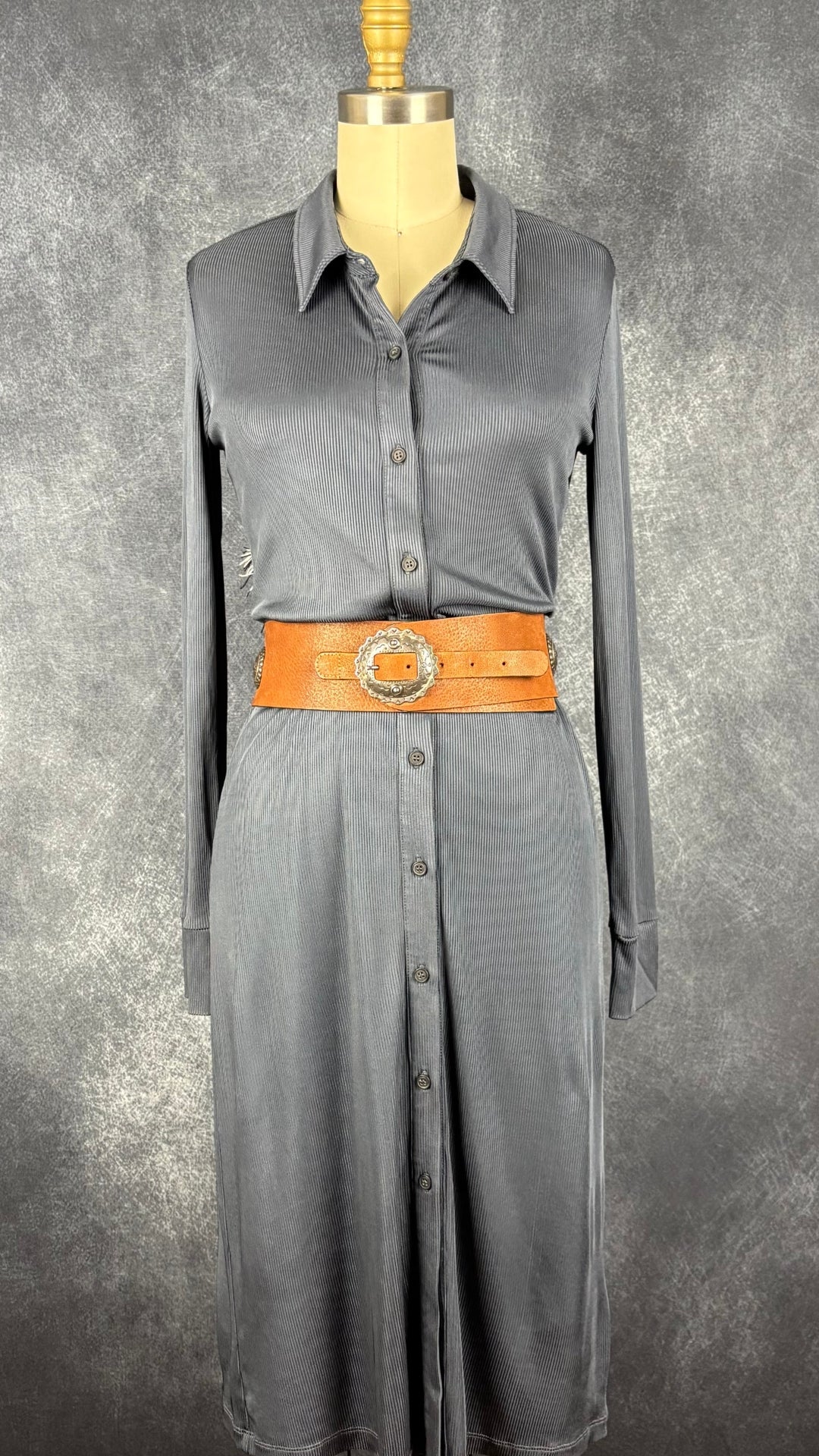 Robe chemisier bleu acier Lattelier, taille small. Vue de l'agencement avec la ceinture large en cuir Massimo Dutti.