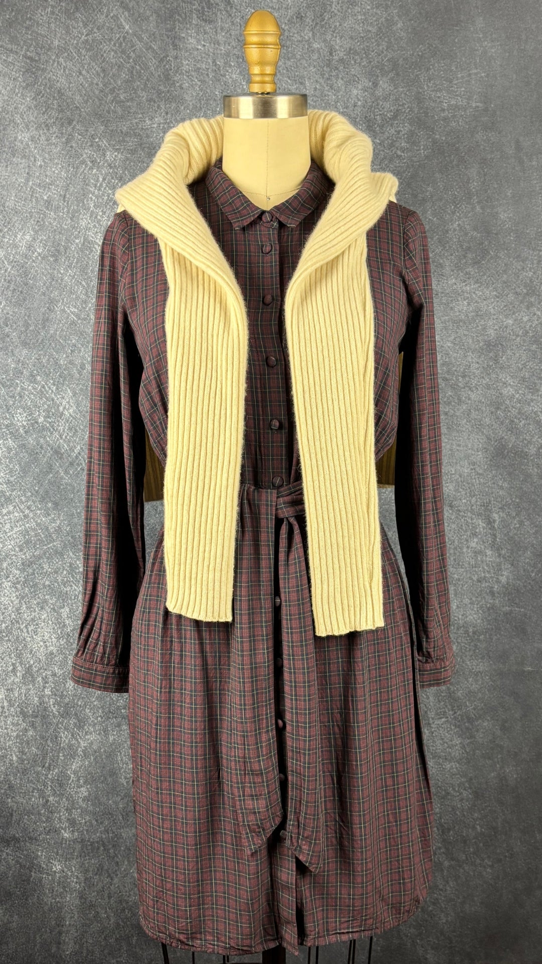 Robe chemisier à carreaux bourgogne Des Petits Hauts, taille 0 qui correspond à xs/s. Vue de l'agencement avec le chandail en tricot crème en cachemire.
