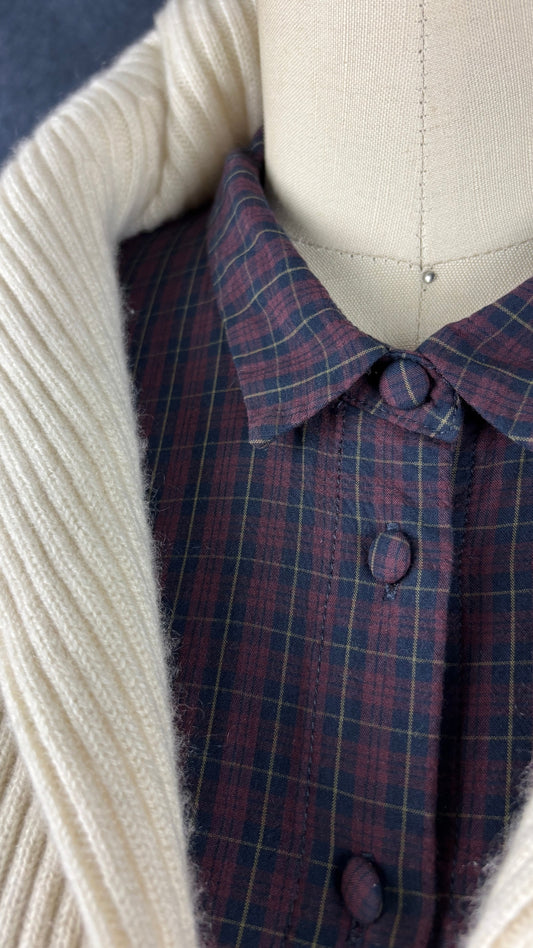 Robe chemisier à carreaux bourgogne Des Petits Hauts, taille 0 qui correspond à xs/s. Vue de près de l'agencement avec le tricot de cachemire crème.