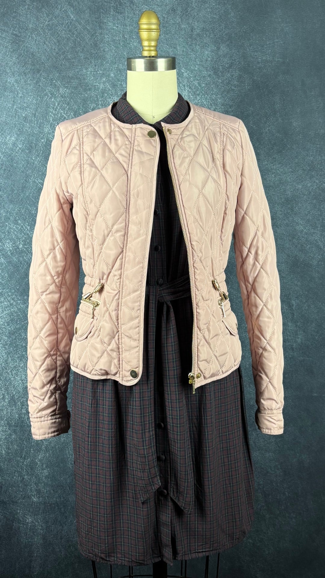 Robe chemisier à carreaux bourgogne Des Petits Hauts, taille 0 qui correspond à xs/s. Vue de l'agencement avec le manteau matelassé vieux-rose Tristan.