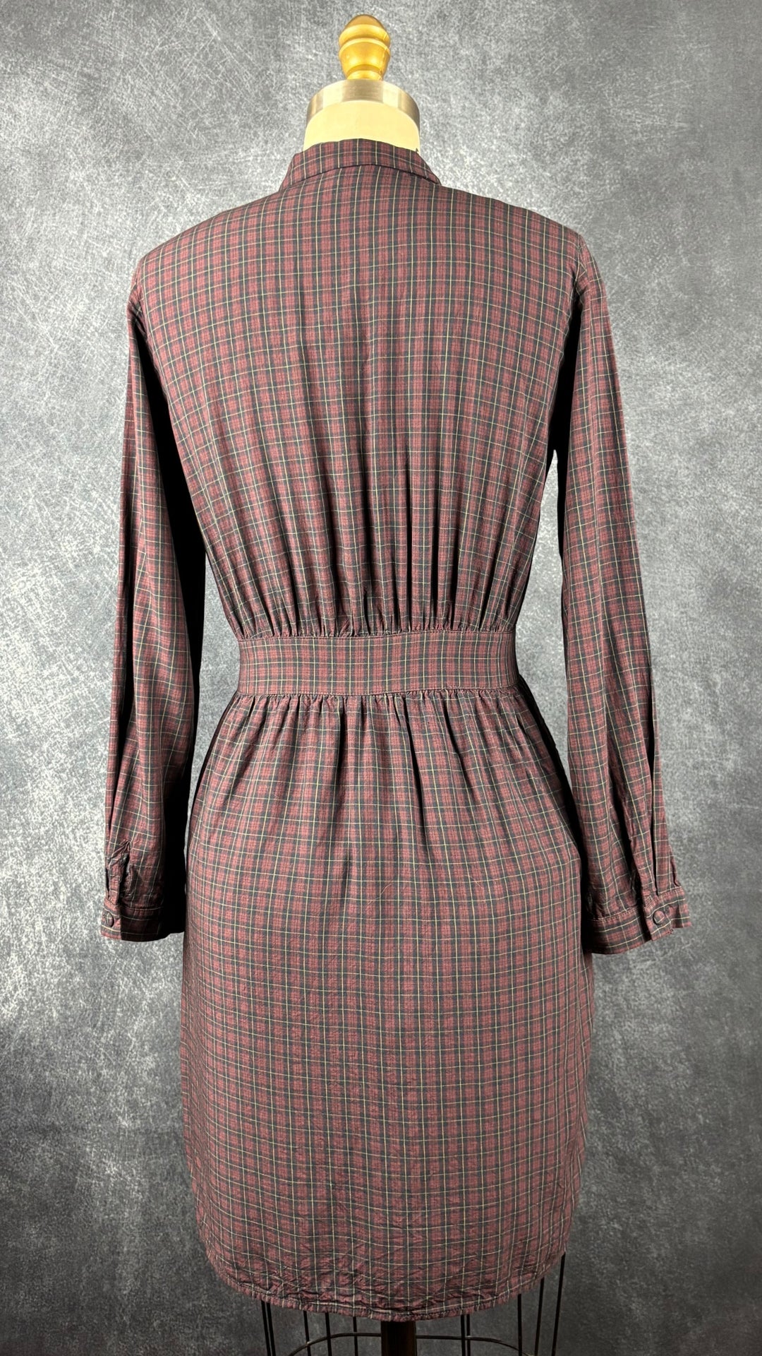 Robe chemisier à carreaux bourgogne Des Petits Hauts, taille 0 qui correspond à xs/s. Vue de dos.