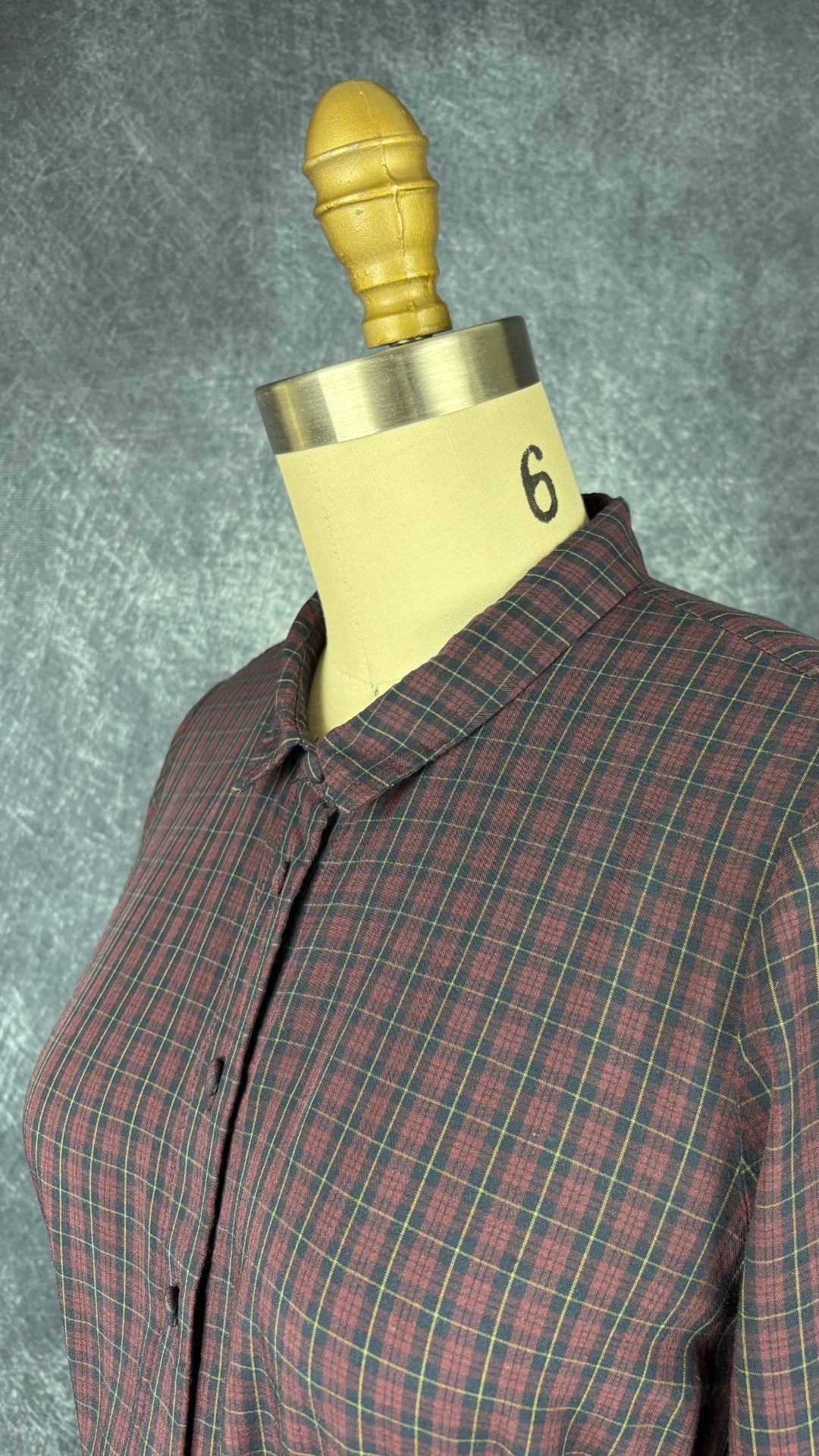 Robe chemisier à carreaux bourgogne Des Petits Hauts, taille 0 qui correspond à xs/s. Vue de l'encolure.