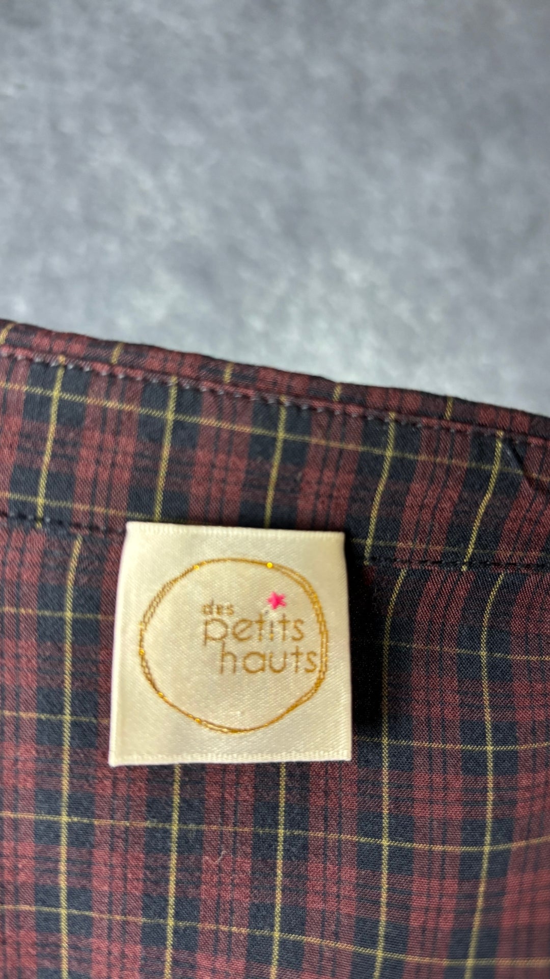 Robe chemisier à carreaux bourgogne Des Petits Hauts, taille 0 qui correspond à xs/s. Vue de l'étiquette.
