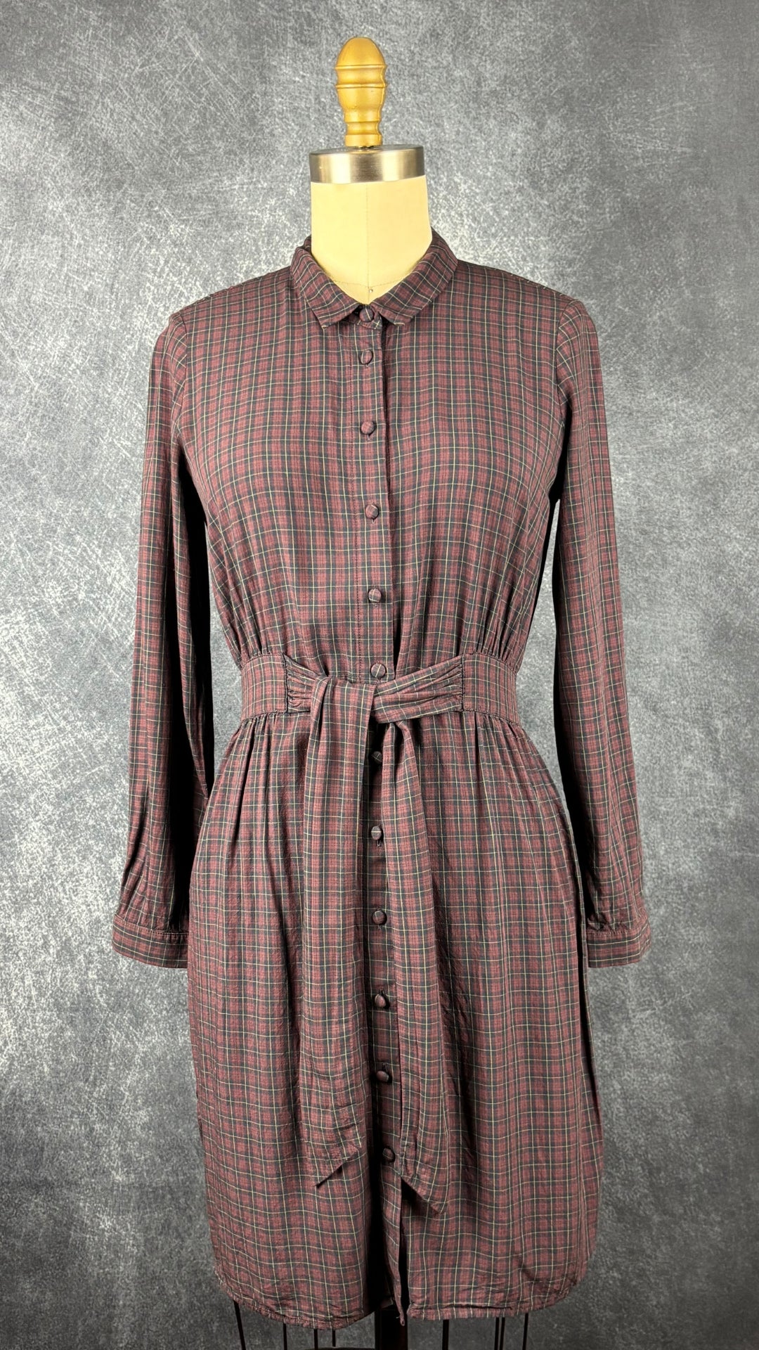Robe chemisier à carreaux bourgogne Des Petits Hauts, taille 0 qui correspond à xs/s. Vue de face.
