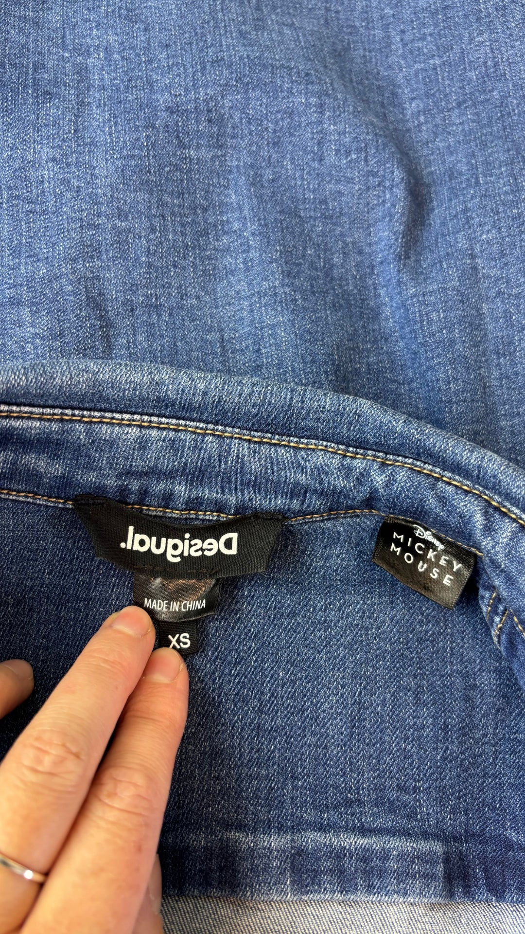 Robe chemisier en denim extensible Desigual x Mickey Mouse, taille xs. Vue de l'étiquette.