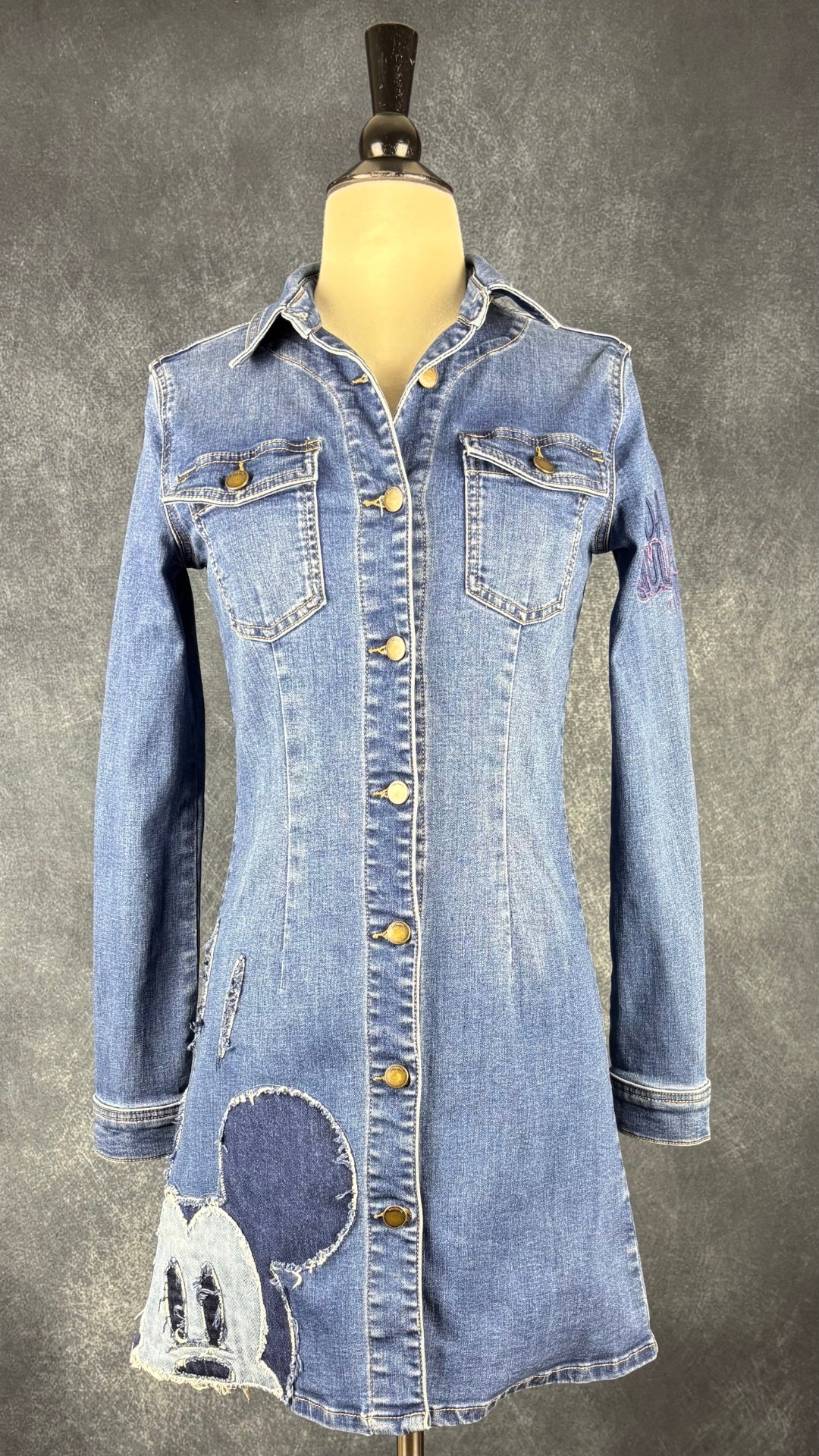 Robe chemisier en denim extensible Desigual x Mickey Mouse, taille xs. Vue de face.