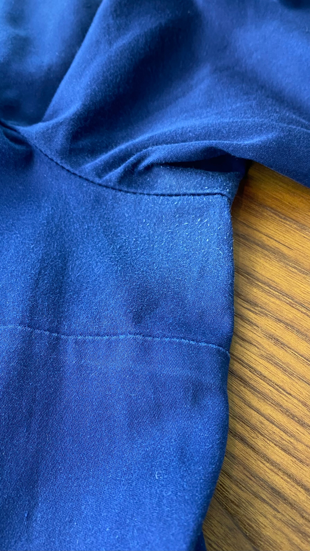 Robe chemisier à jupe ample et poches, imparfaite, marque Atelier b, taille xl (fait plus large). Vue de l'aisselle gauche.