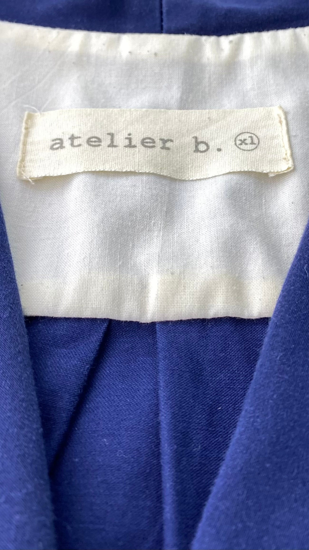 Robe chemisier à jupe ample et poches, imparfaite, marque Atelier b, taille xl (fait plus large). Vue de l'étiquette de marque et taille.
