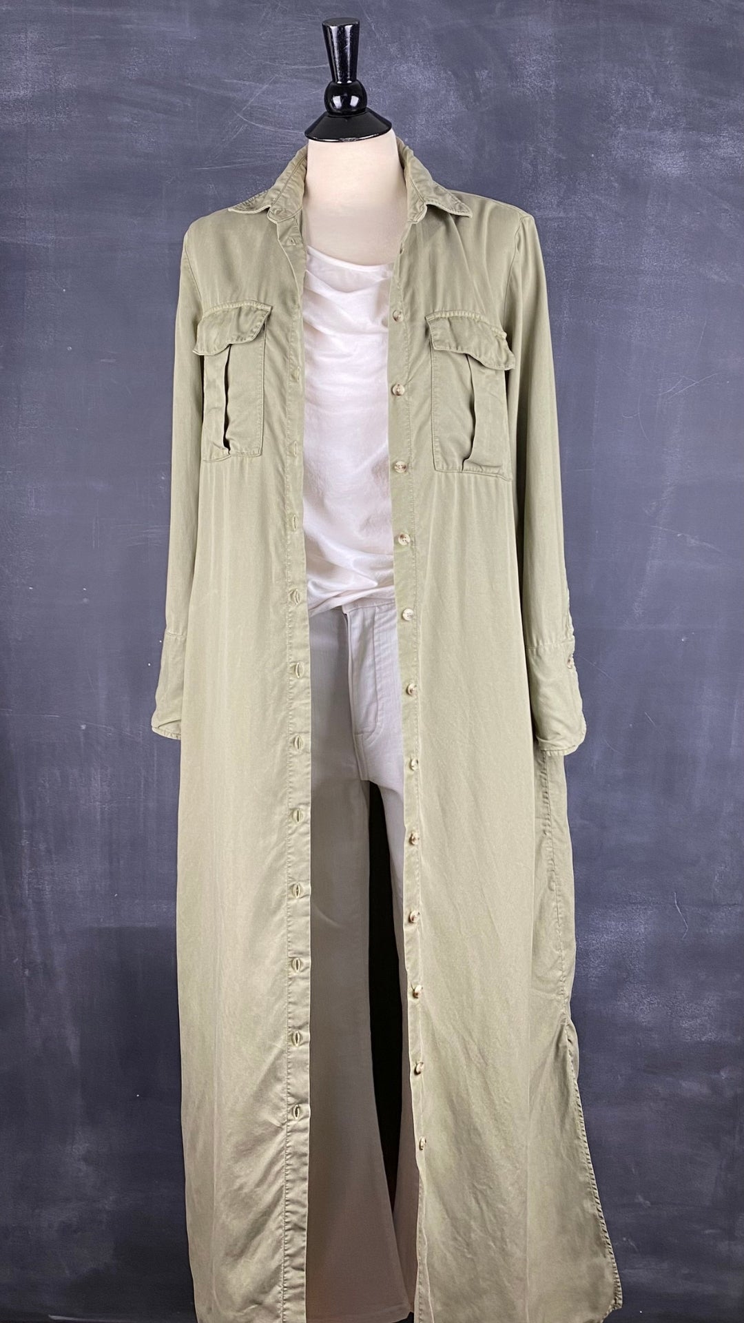 Robe chemisier longue kaki/olive doux en lyocell Massimo Dutti, taille 6. Vue de l'agencement avec la camisole crème et le pantalon blanc.