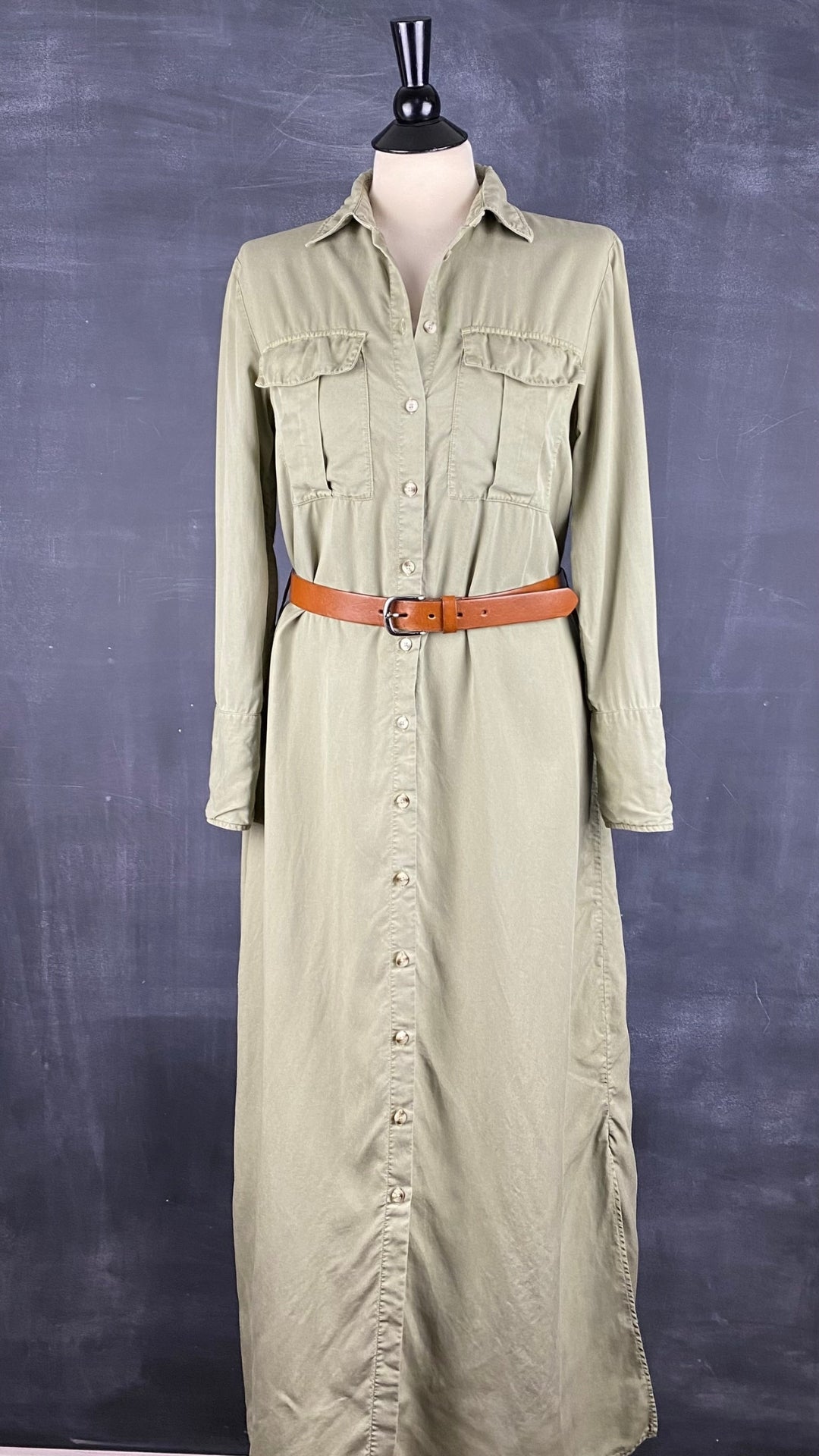 Robe chemisier longue kaki/olive doux en lyocell Massimo Dutti, taille 6. Vue de la robe avec une ceinture.