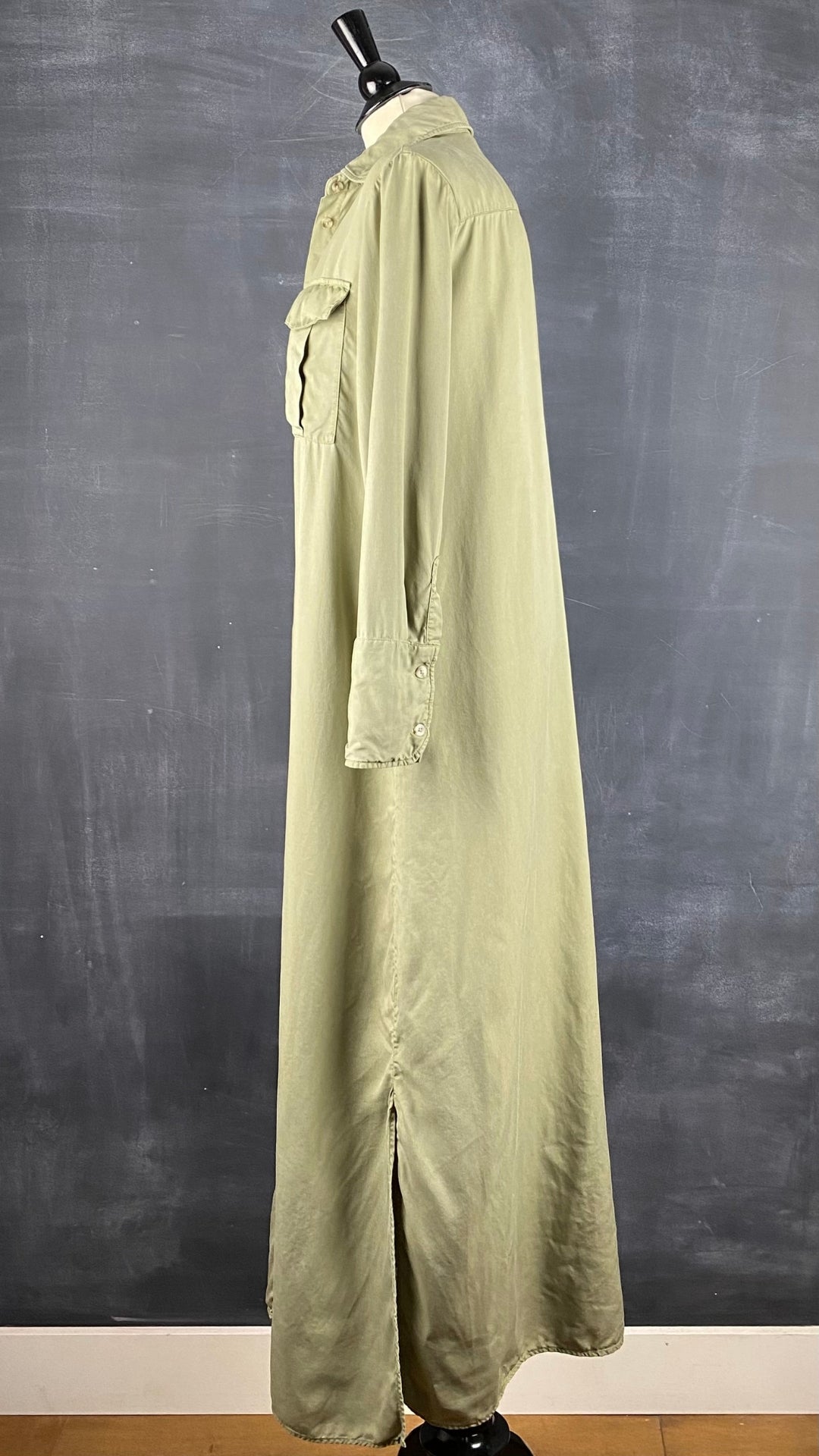 Robe chemisier longue kaki/olive doux en lyocell Massimo Dutti, taille 6. Vue de côté.