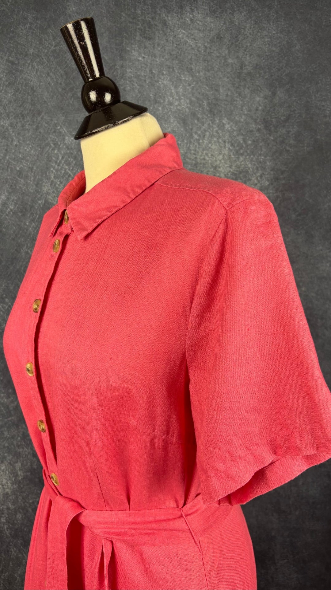 Robe chemisier midi rose corail en lin Part Two, taille 40 (m/l). Vue de l'encolure.