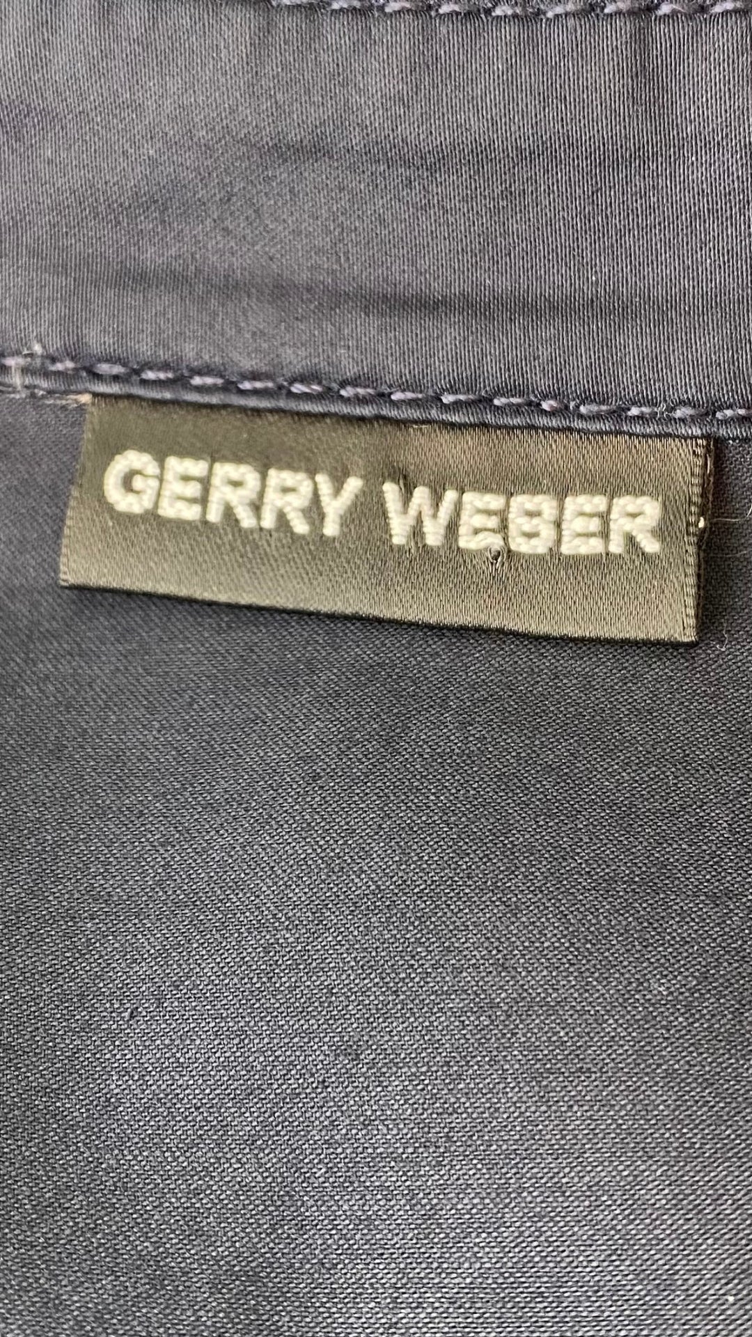 Robe chemisier marine avec poches Gerry Weber, taille large ou xl. Vue de l'étiquette de la marque.
