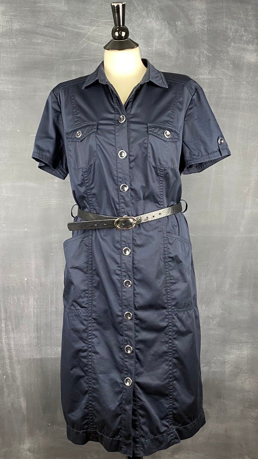 Robe chemisier marine avec poches Gerry Weber, taille large ou xl. Vue de face, avec une ceinture.