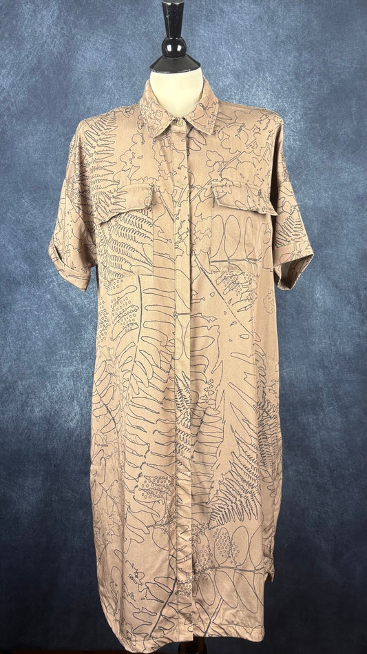 Robe chemisier à motif de feuillage Chlorophylle, taille large. Vue de face.