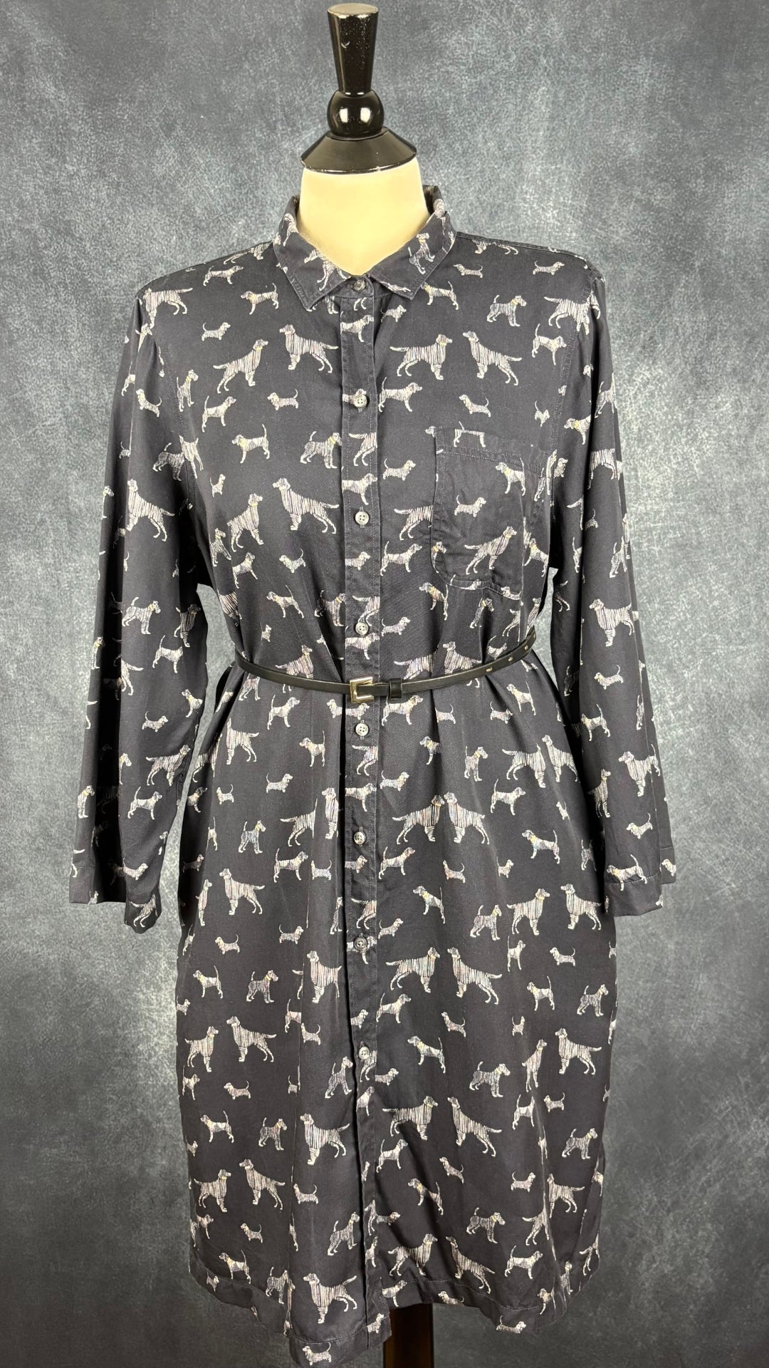 Robe chemisier à motifs de chiens Barbour, taille 10 (l). Vue de la robe cintrée avec une fine ceinture.