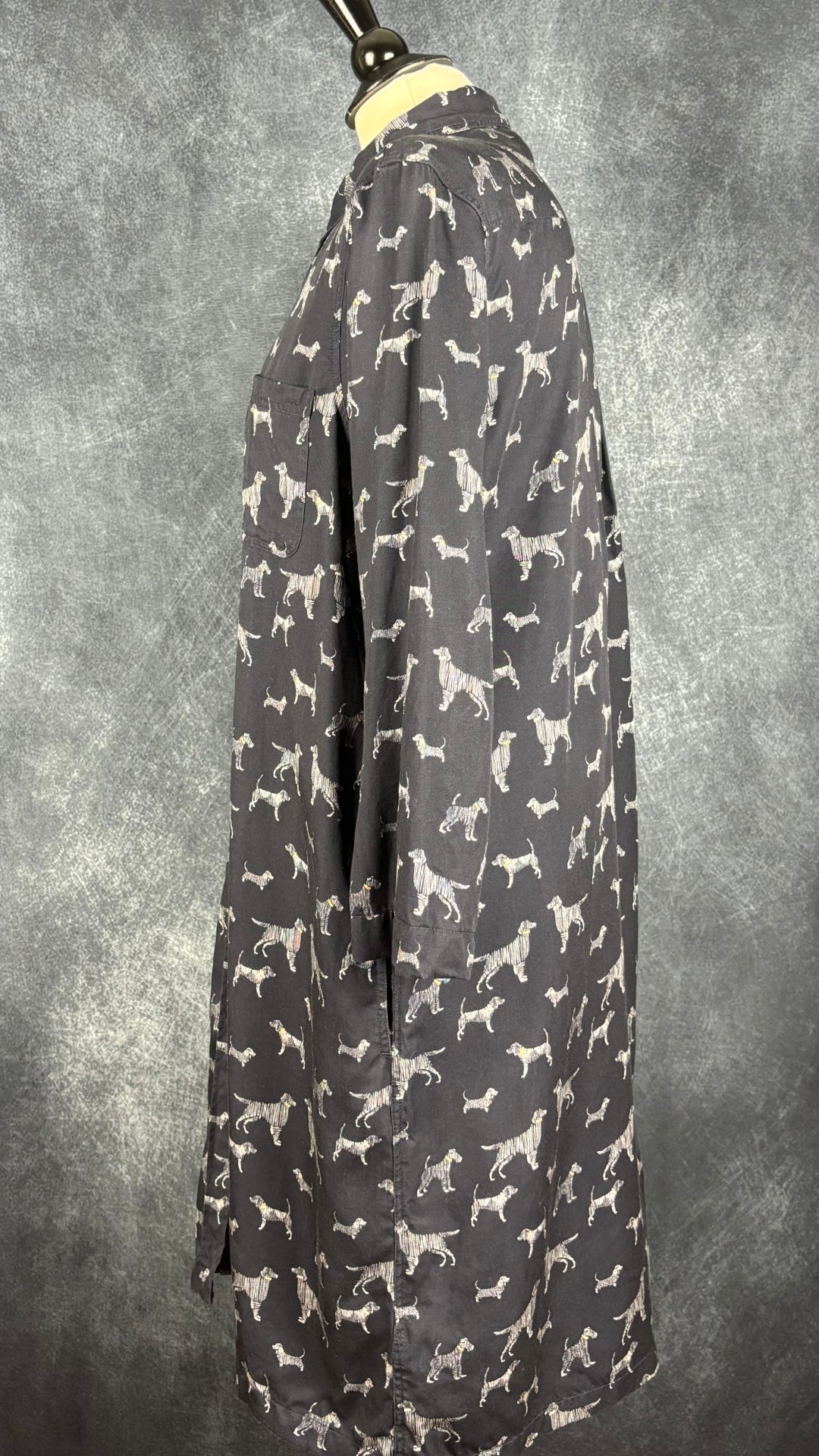 Robe chemisier à motifs de chiens Barbour, taille 10 (l). Vue de côté.