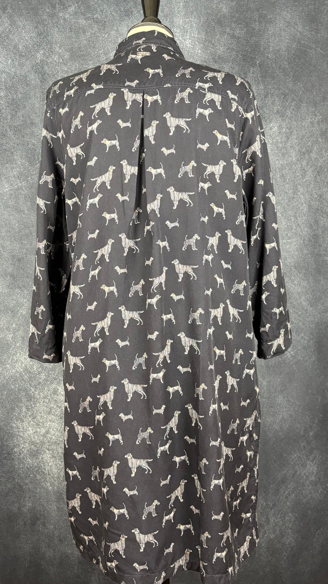 Robe chemisier à motifs de chiens Barbour, taille 10 (l). Vue de dos.
