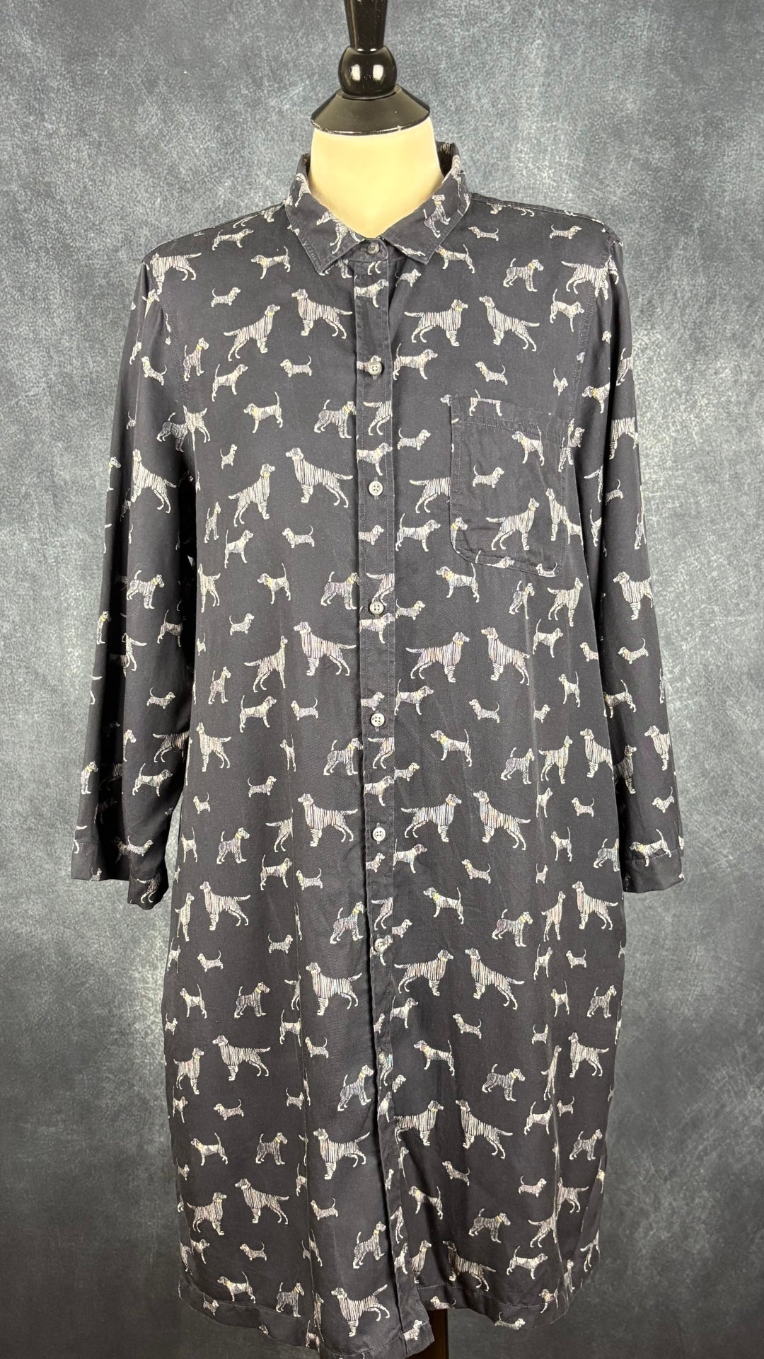 Robe chemisier à motifs de chiens Barbour, taille 10 (l). Vue de face.