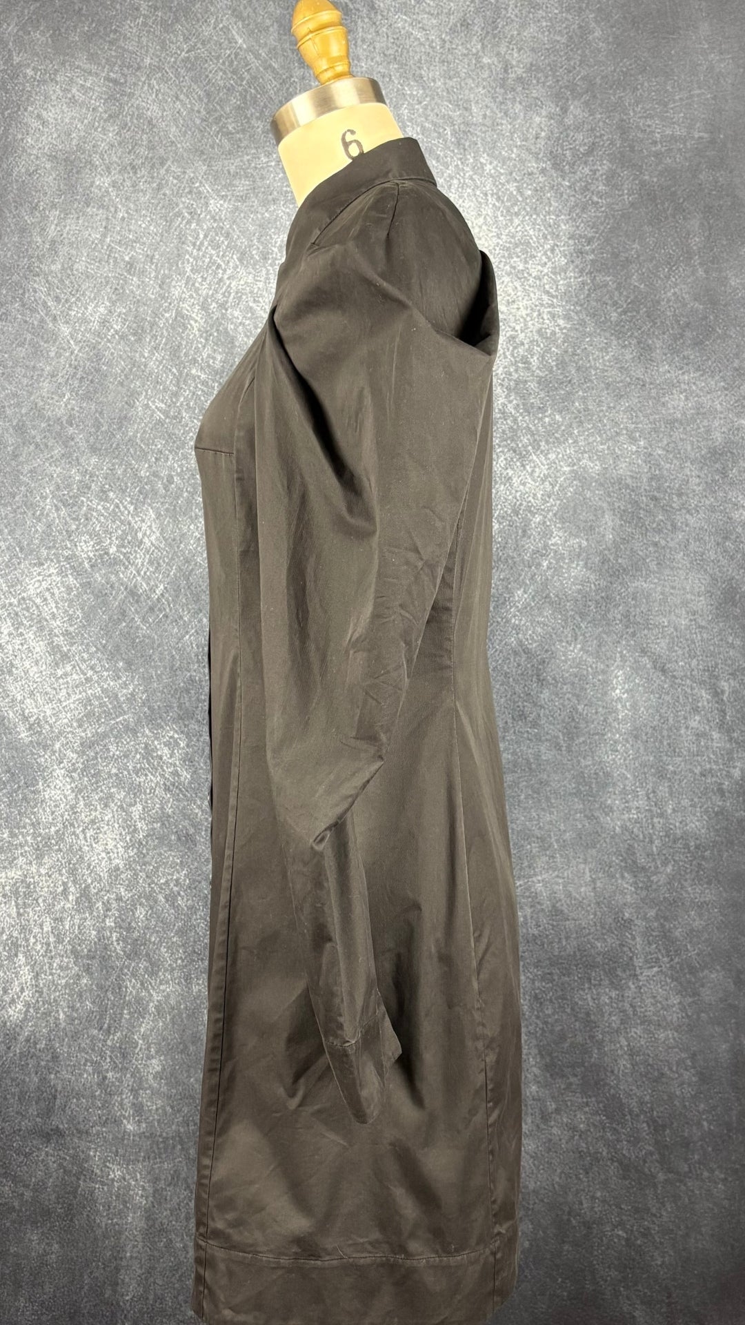 Robe chemisier noire en popeline de coton avec épaules structurées Cos, taille 4. Vue de côté.