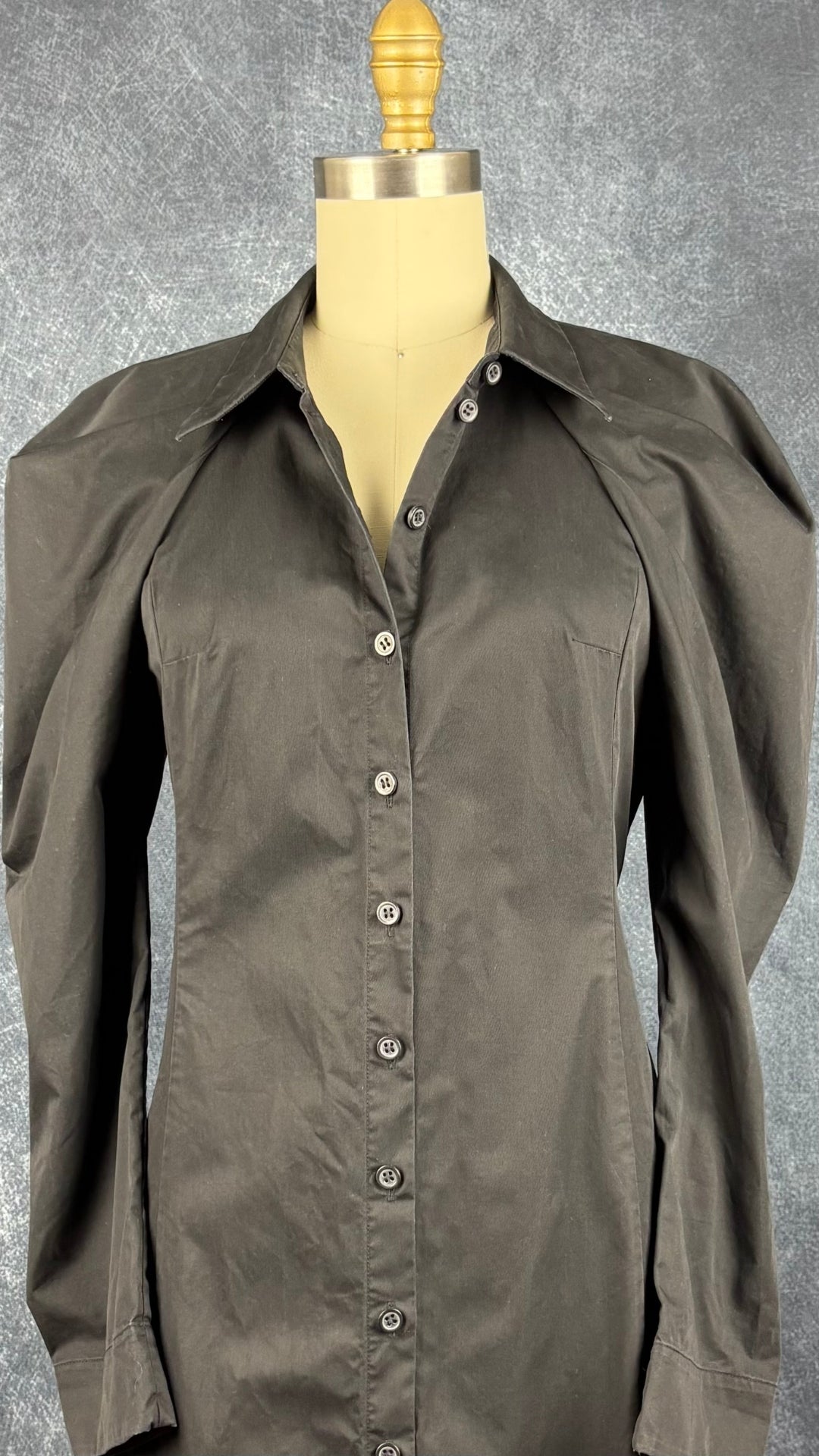 Robe chemisier noire en popeline de coton avec épaules structurées Cos, taille 4. Vue de face, col ouvert.