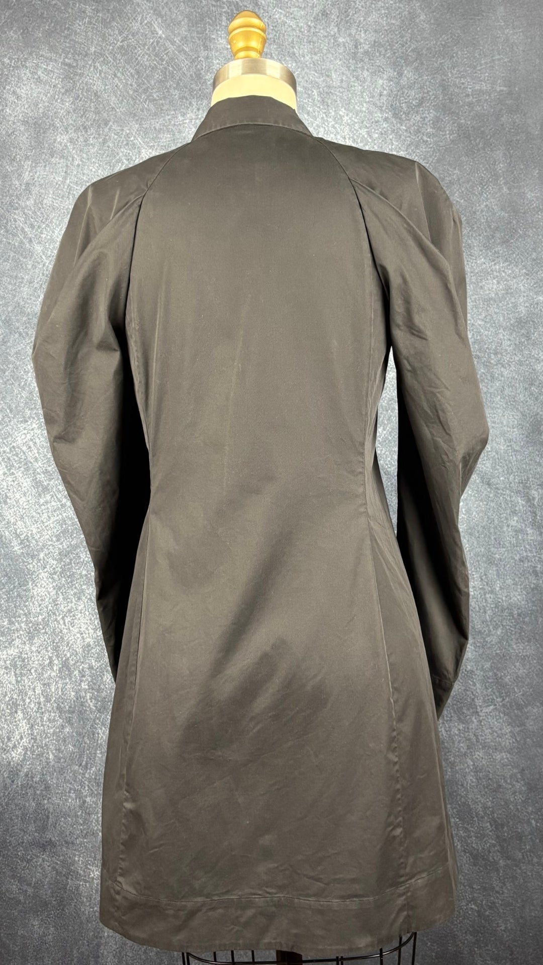 Robe chemisier noire en popeline de coton avec épaules structurées Cos, taille 4. Vue de dos.