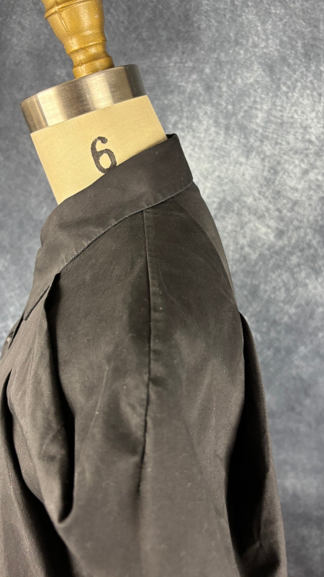 Robe chemisier noire en popeline de coton avec épaules structurées Cos, taille 4. Vue du dessus de l'épaule.