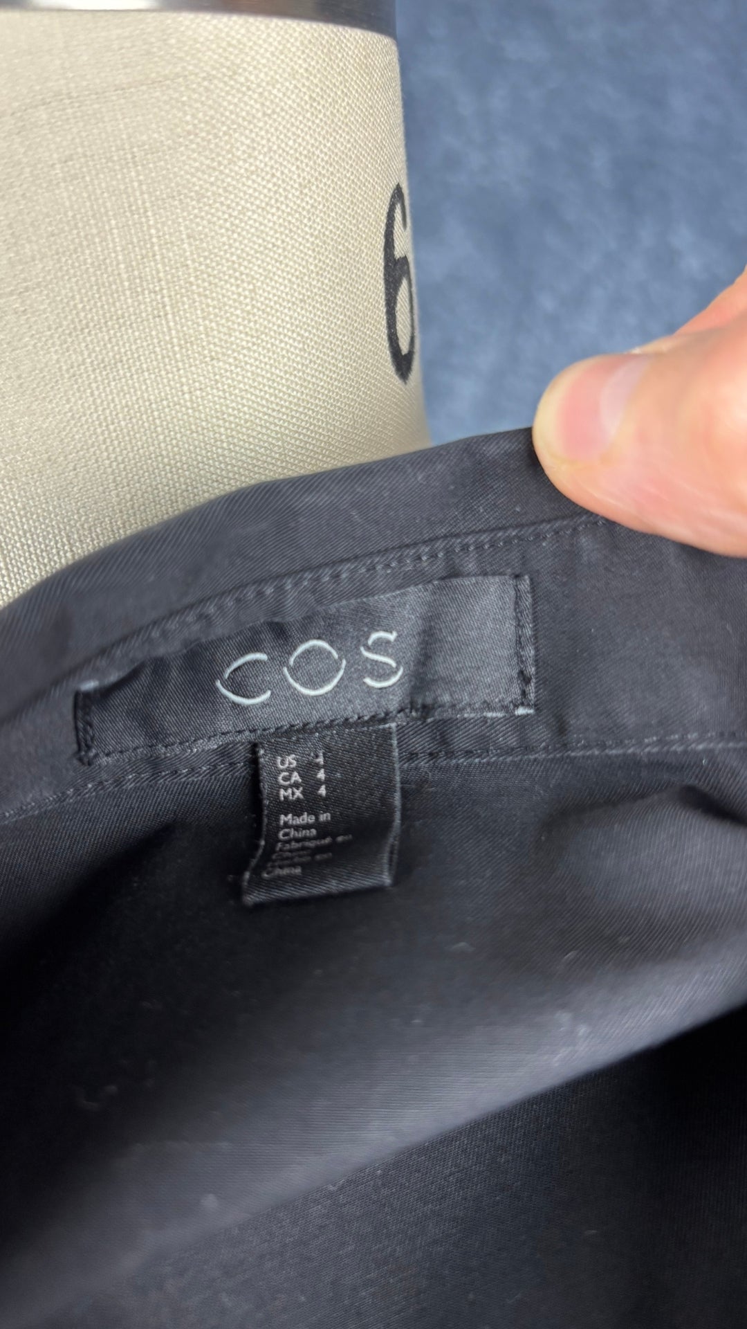 Robe chemisier noire en popeline de coton avec épaules structurées Cos, taille 4. Vue de l'étiquette.