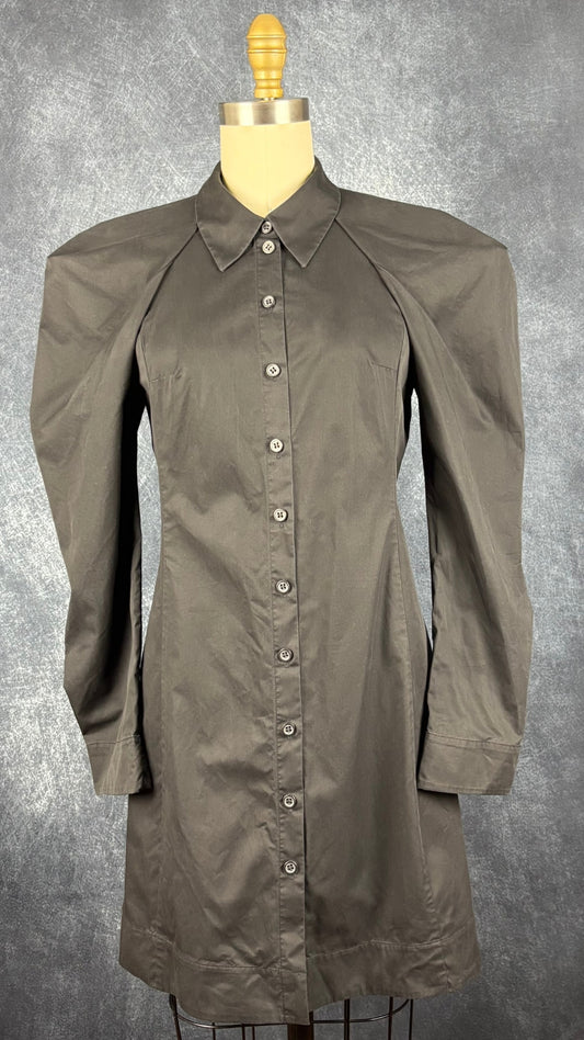 Robe chemisier noire en popeline de coton avec épaules structurées Cos, taille 4. Vue de face.