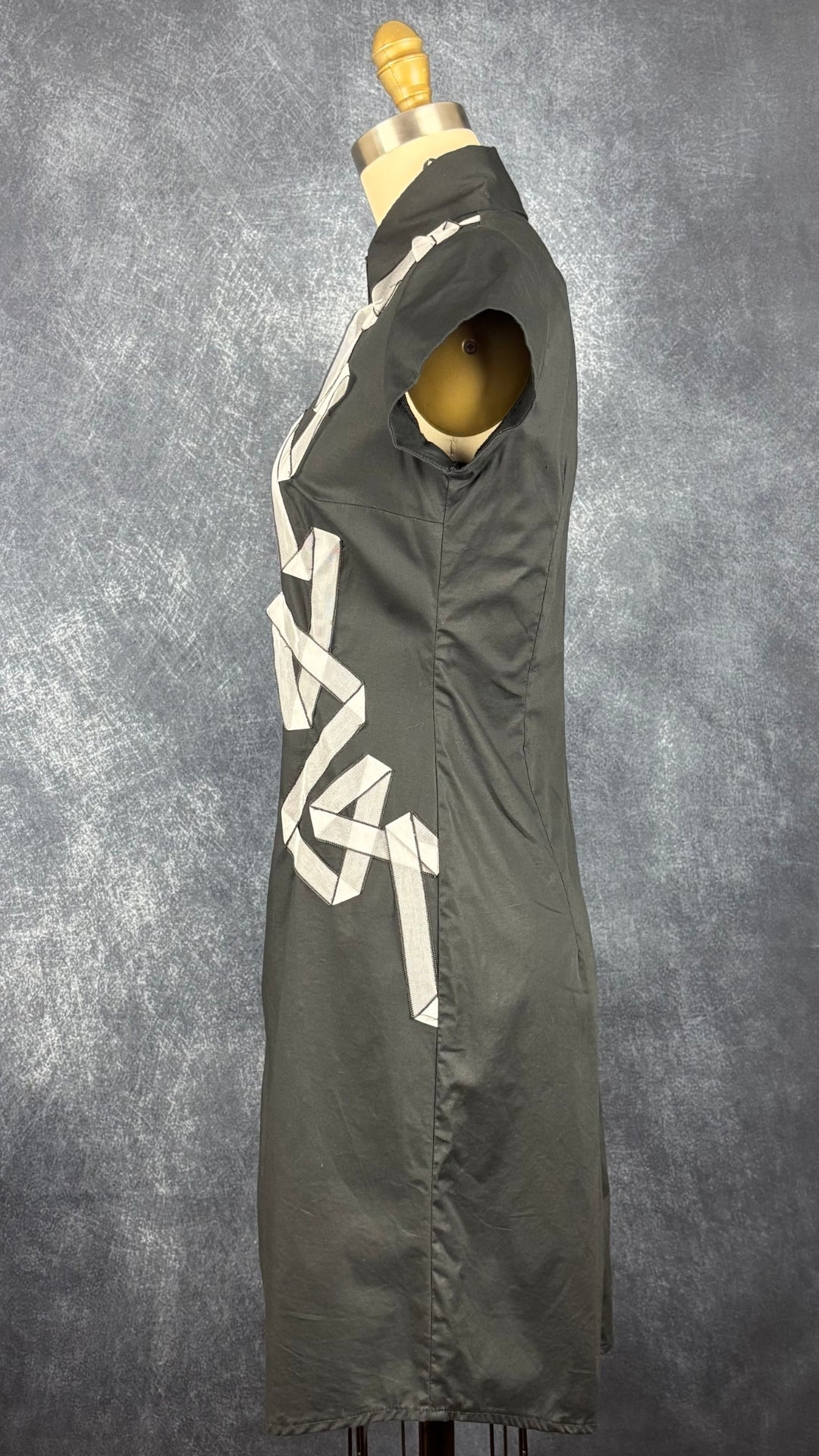 Robe chemisier noire à insertion de rubans Dinh Ba, taille xs. Vue de côté.