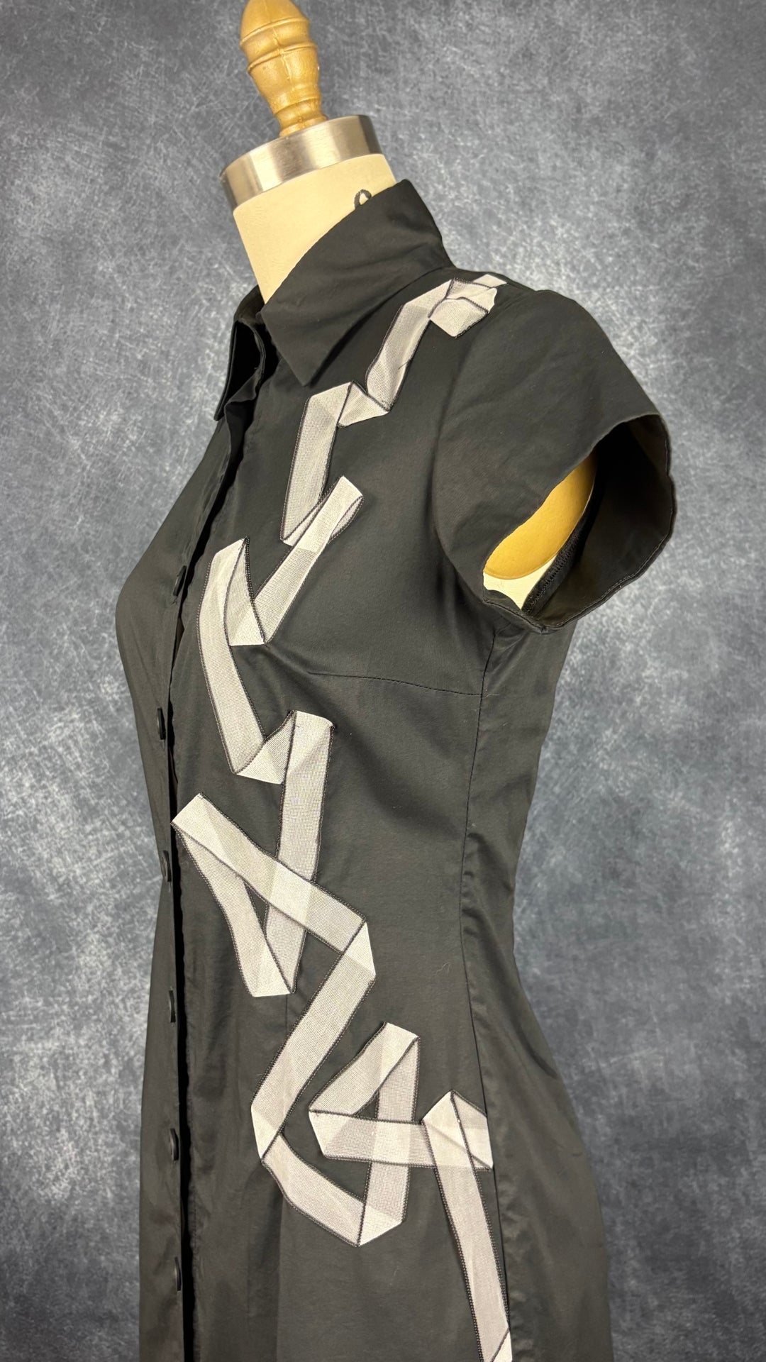 Robe chemisier noire à insertion de rubans Dinh Ba, taille xs. Vue de l'encolure.