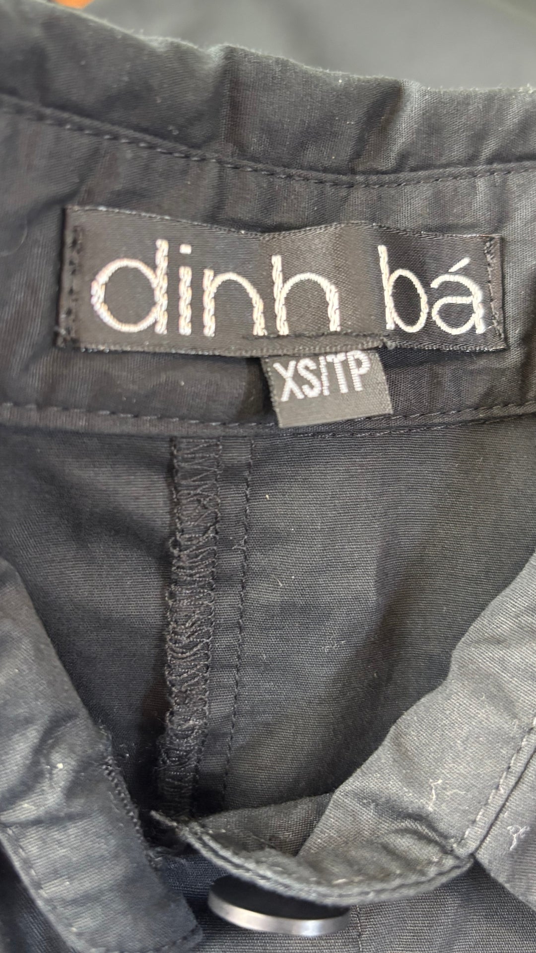 Robe chemisier noire à insertion de rubans Dinh Ba, taille xs. Vue de l'étiquette.
