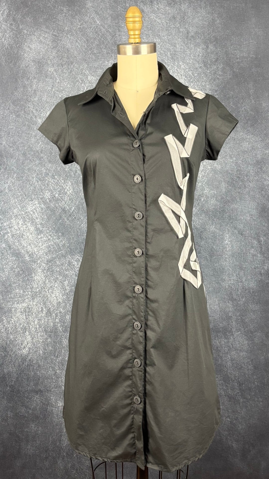 Robe chemisier noire à insertion de rubans Dinh Ba, taille xs. Vue de face, col ouvert.