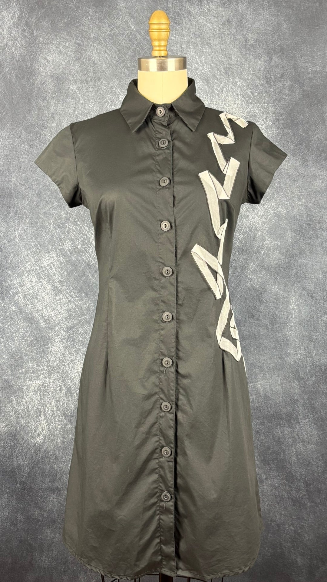 Robe chemisier noire à insertion de rubans Dinh Ba, taille xs. Vue de face, col boutonné.