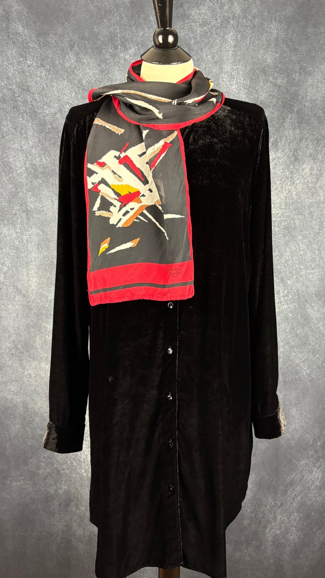 Robe chemisier noire en velours en mélange de rayonne et soie Eileen Fisher, taille medium. Vue de l'agencement avec le foulard Monique Martin.