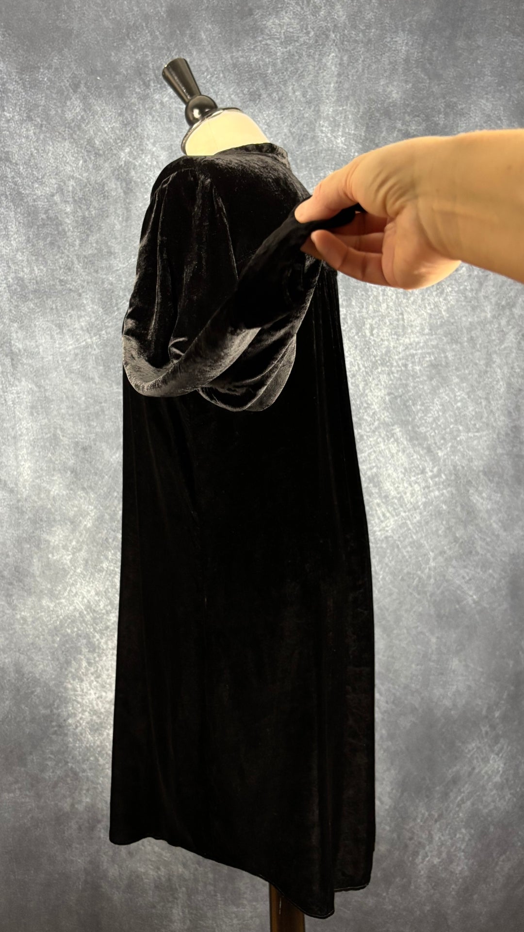 Robe chemisier noire en velours en mélange de rayonne et soie Eileen Fisher, taille medium. Vue de côté, manche relevée.