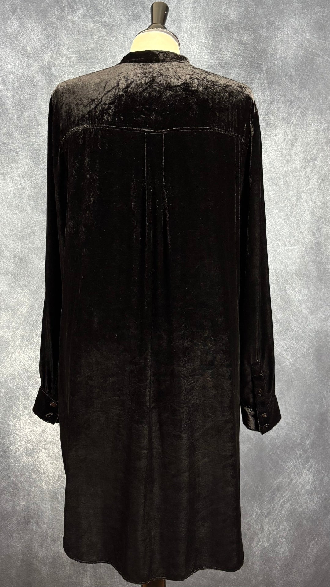 Robe chemisier noire en velours en mélange de rayonne et soie Eileen Fisher, taille medium. Vue de dos.