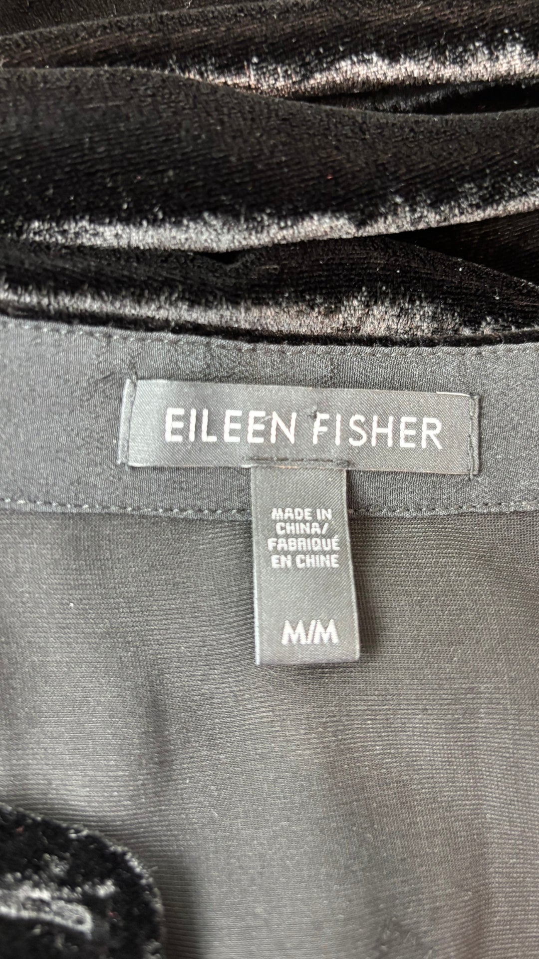Robe chemisier noire en velours en mélange de rayonne et soie Eileen Fisher, taille medium. Vue de l'étiquette.
