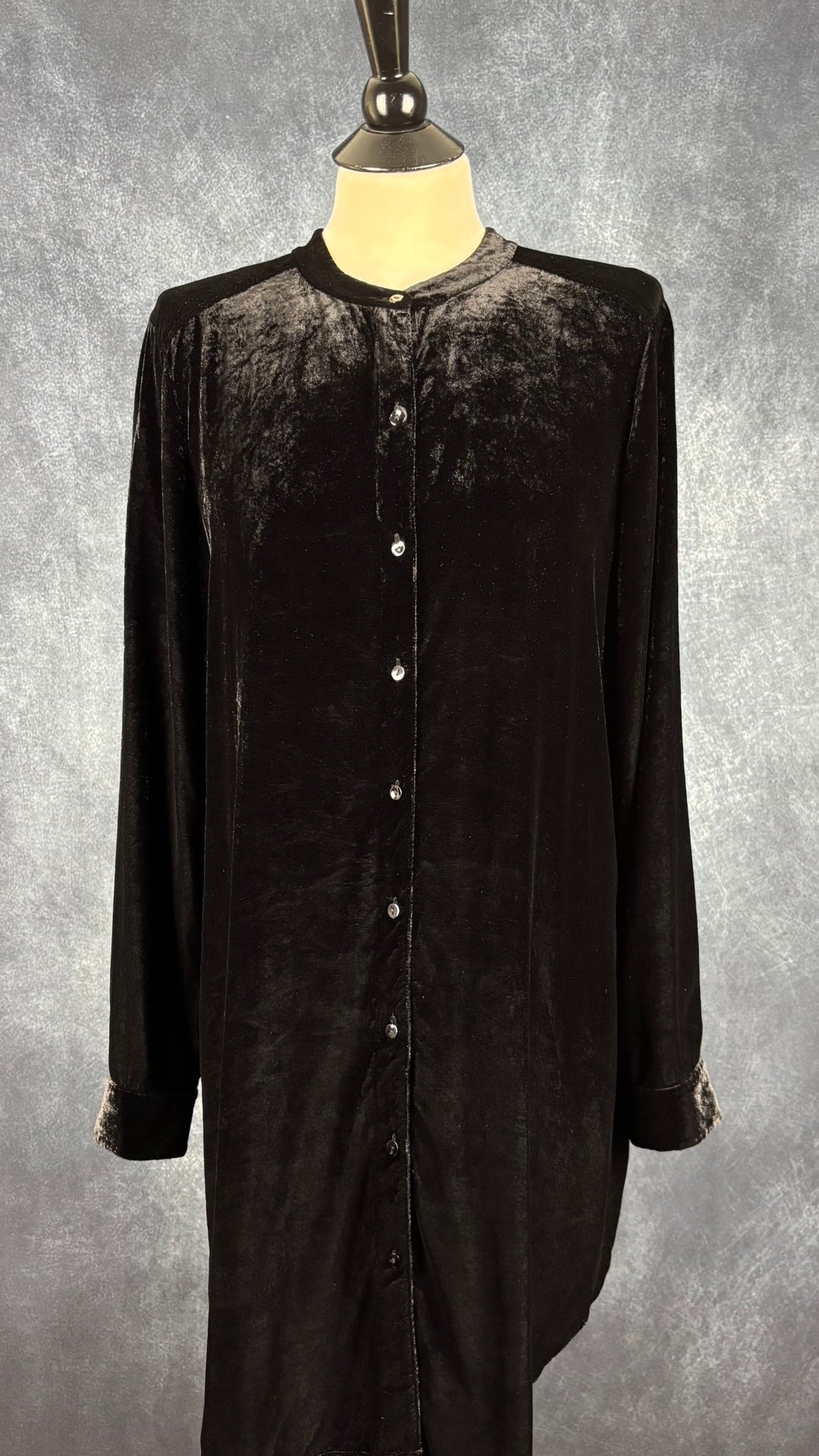 Robe chemisier noire en velours en mélange de rayonne et soie Eileen Fisher, taille medium. Vue de face.