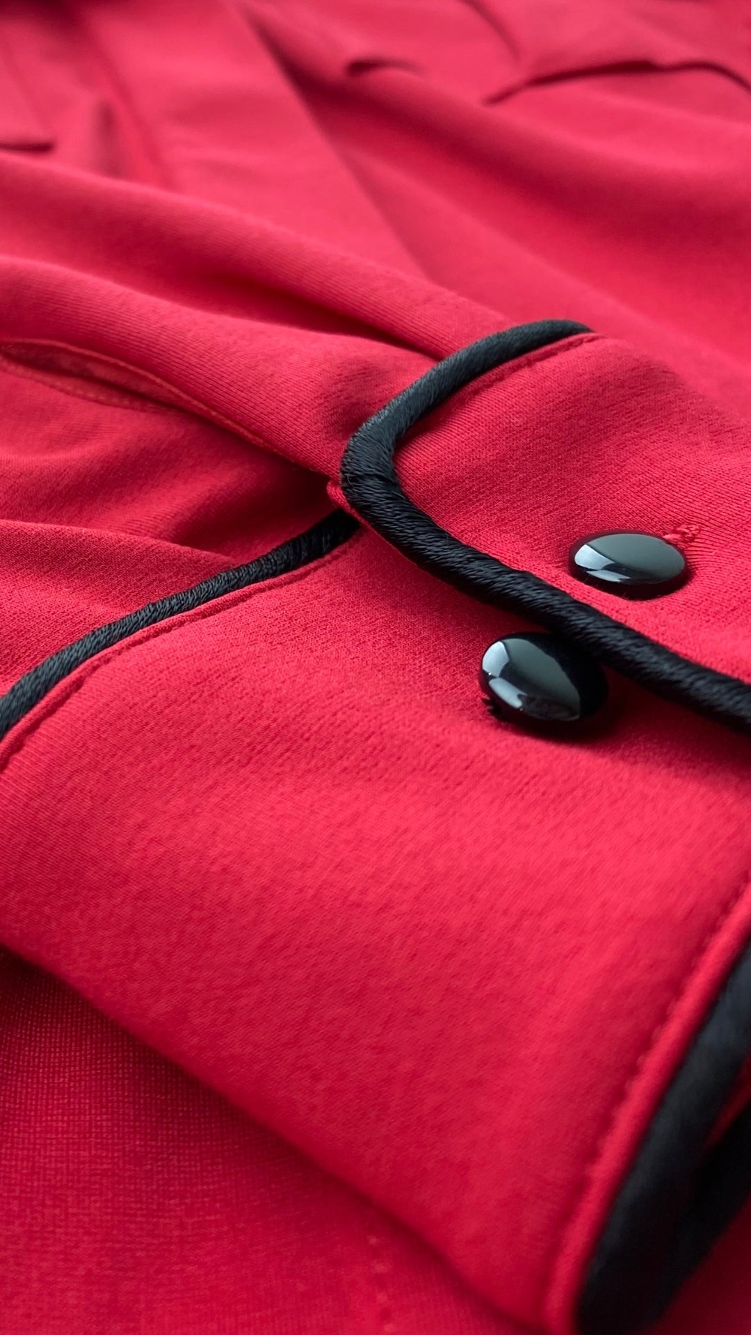 Robe chemisier rouge liséré noir Tristan, taille xs. Vue de la manche.