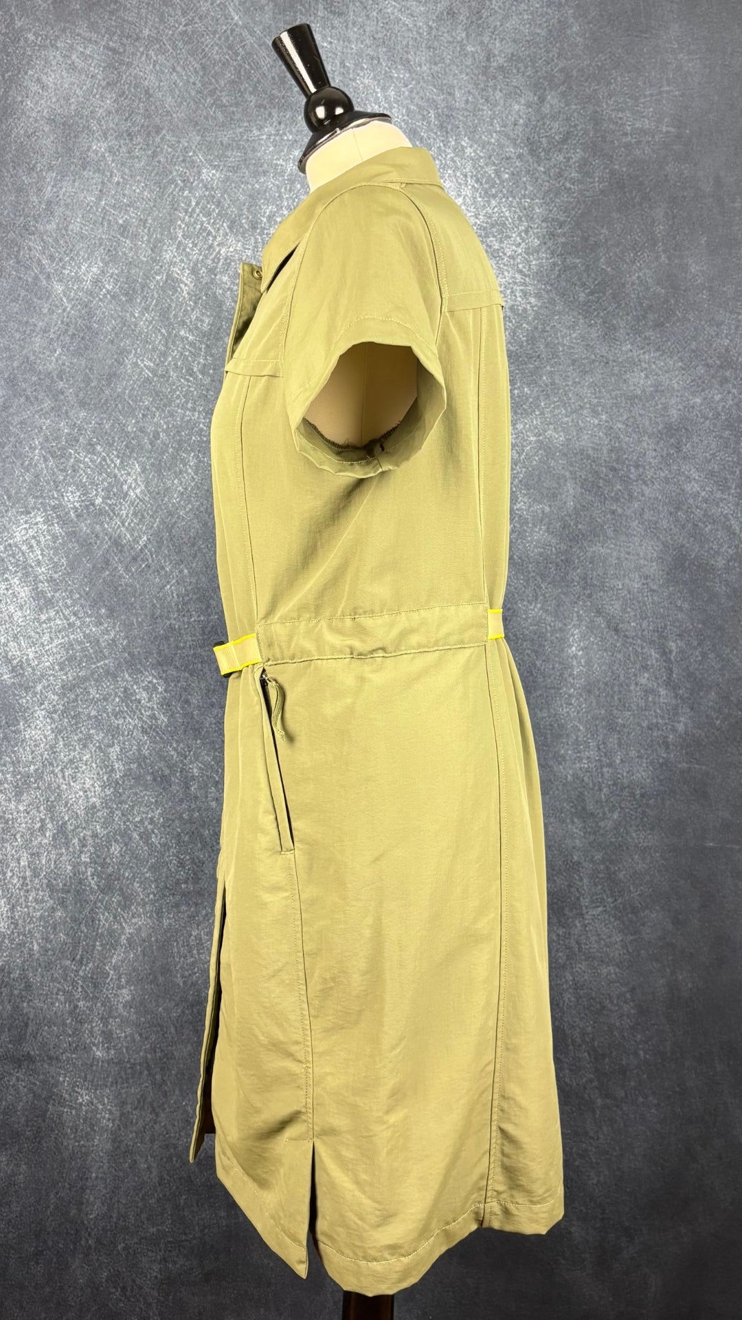 Robe chemisier vert olive avec fermeture à glissière, parfaite pour voyager The North Face, taille medium. Vue de côté.