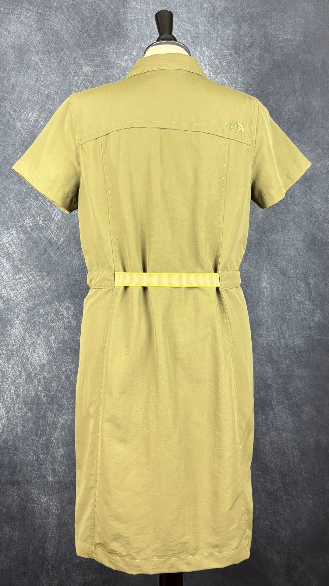 Robe chemisier vert olive avec fermeture à glissière, parfaite pour voyager The North Face, taille medium. Vue de dos.