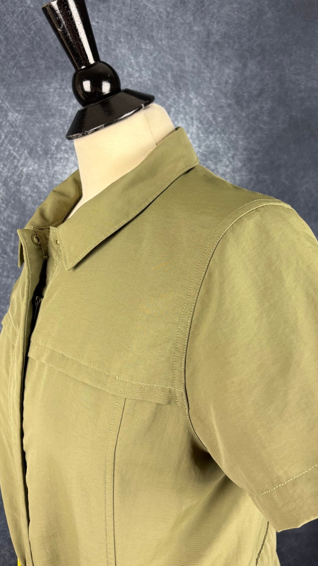 Robe chemisier vert olive avec fermeture à glissière, parfaite pour voyager The North Face, taille medium. Vue de l'encolure.