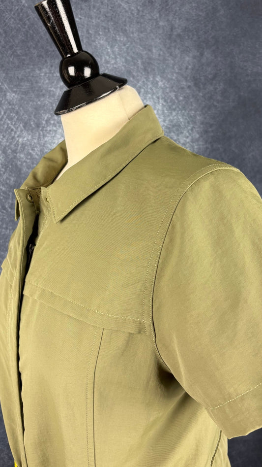 Robe chemisier vert olive avec fermeture à glissière, parfaite pour voyager The North Face, taille medium. Vue de l'encolure.