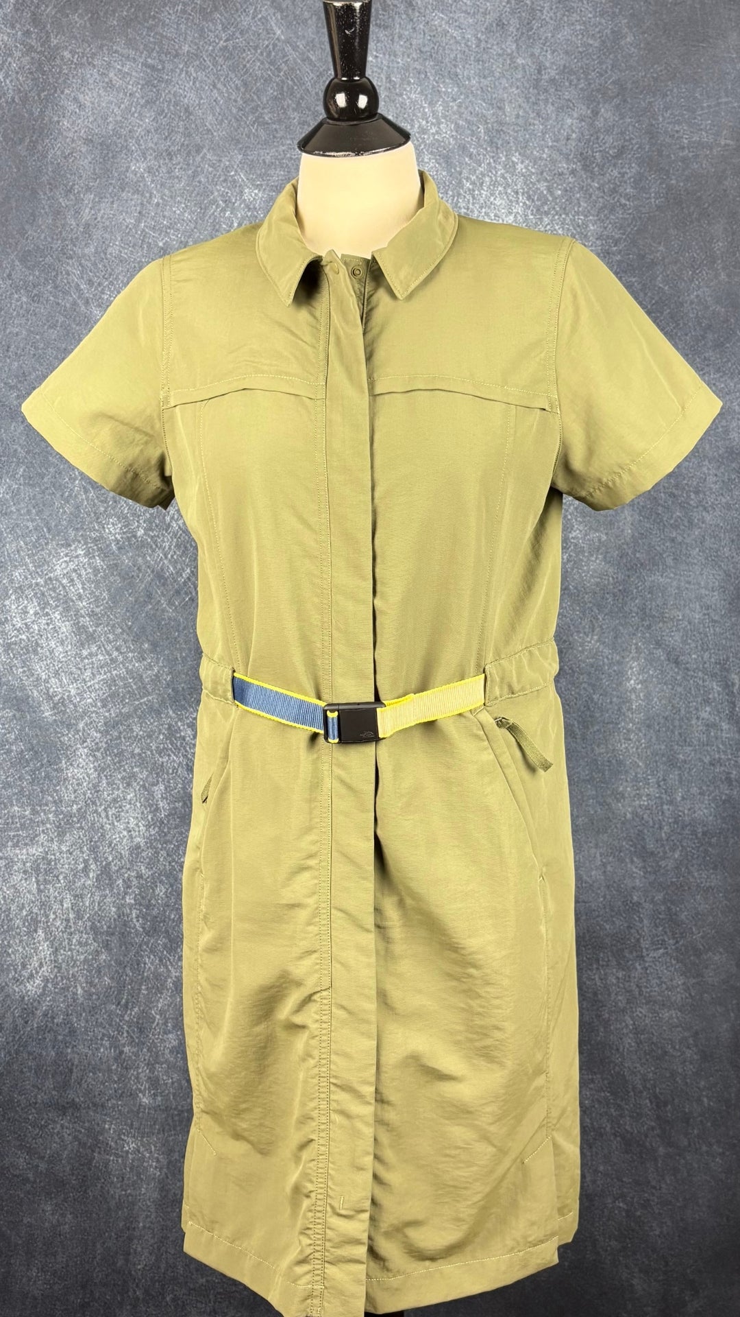 Robe chemisier vert olive avec fermeture à glissière, parfaite pour voyager The North Face, taille medium. Vue de face.