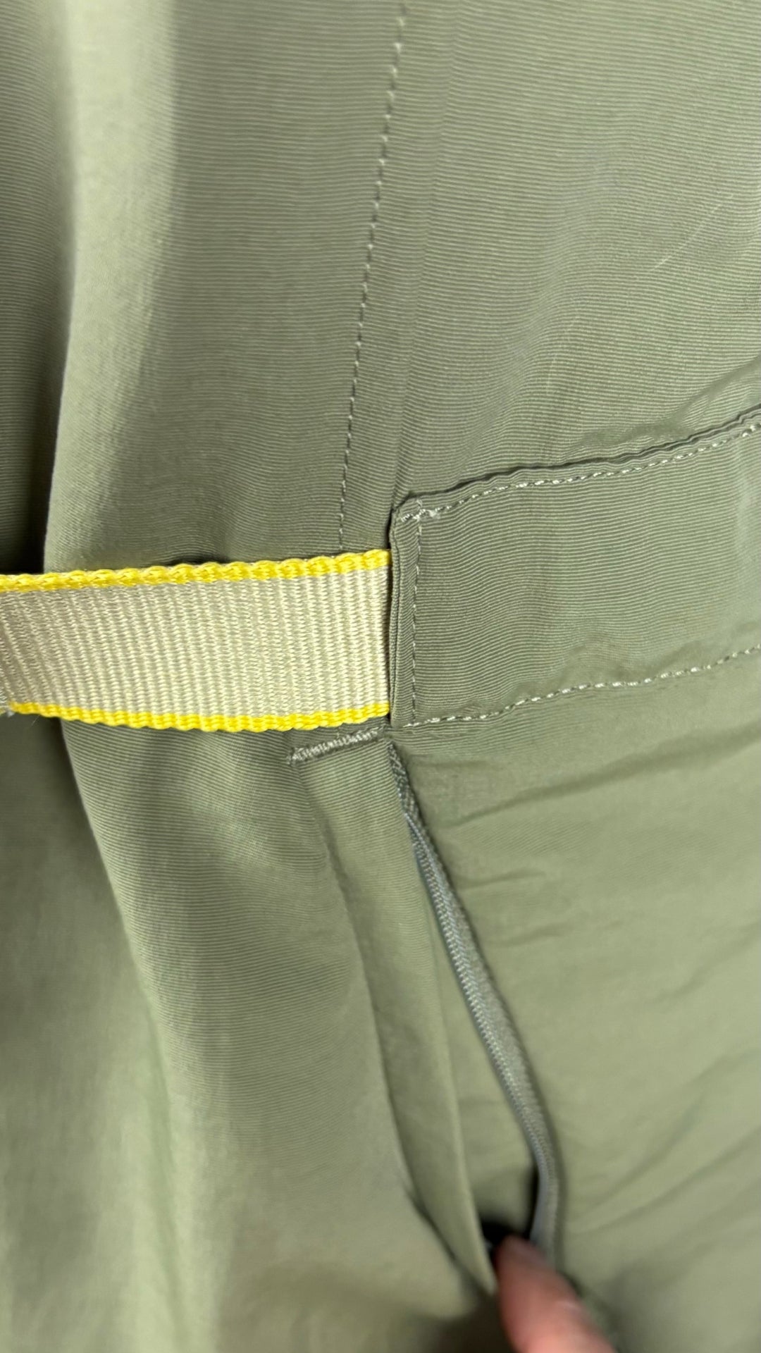 Robe chemisier vert olive avec fermeture à glissière, parfaite pour voyager The North Face, taille medium. Vue de près de la poche avec fermeture à glissière.