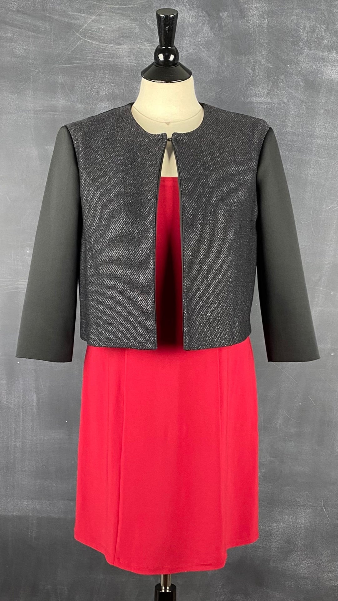 Robe cintrée rouge Isabelle Elie, taille large (m/l). Vue de l'agencement avec la veste courte souple No-Na par Siste's.