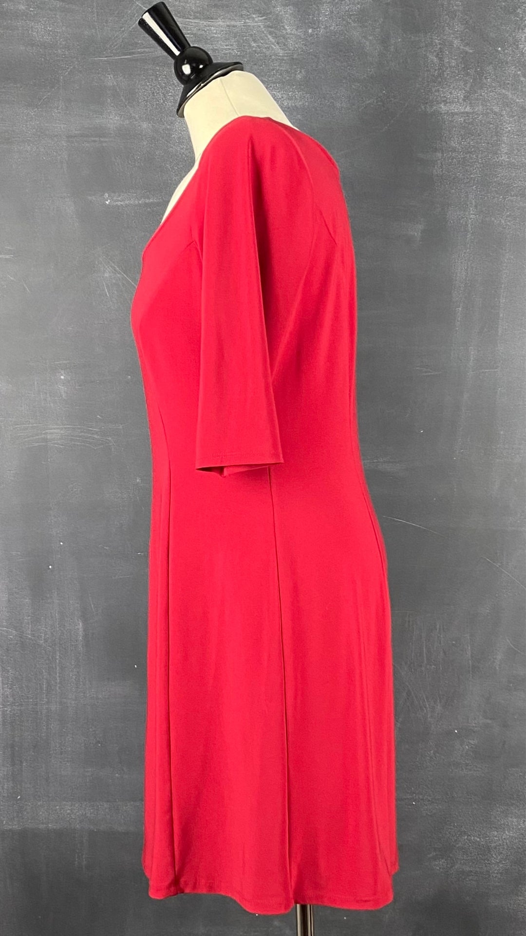 Robe cintrée rouge Isabelle Elie, taille large (m/l). Vue de côté.