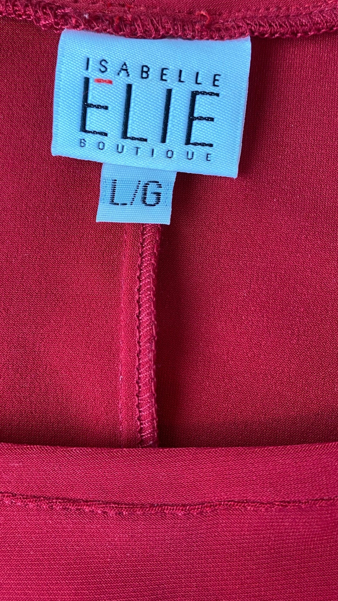 Robe cintrée rouge Isabelle Elie, taille large (m/l). Vue de l'étiquette de marque et taille.