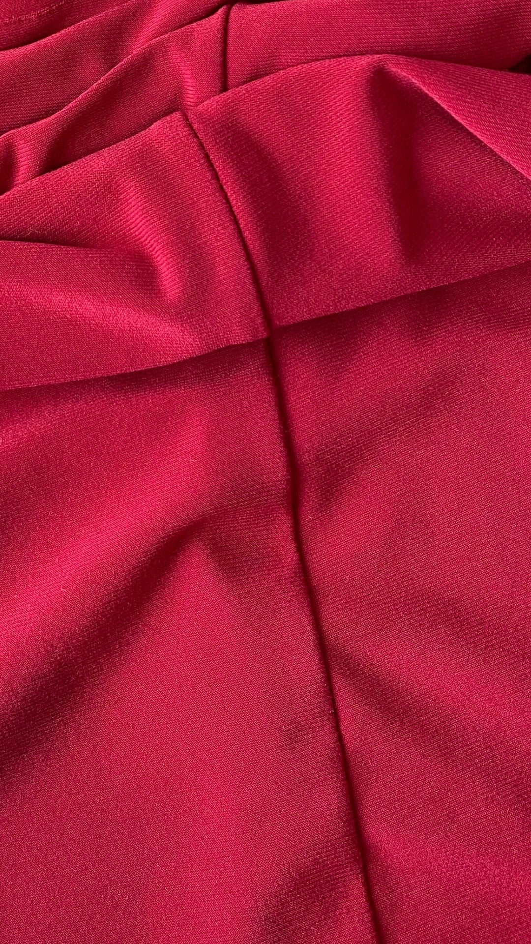 Robe cintrée rouge Isabelle Elie, taille large (m/l). Vue de près du tissu.